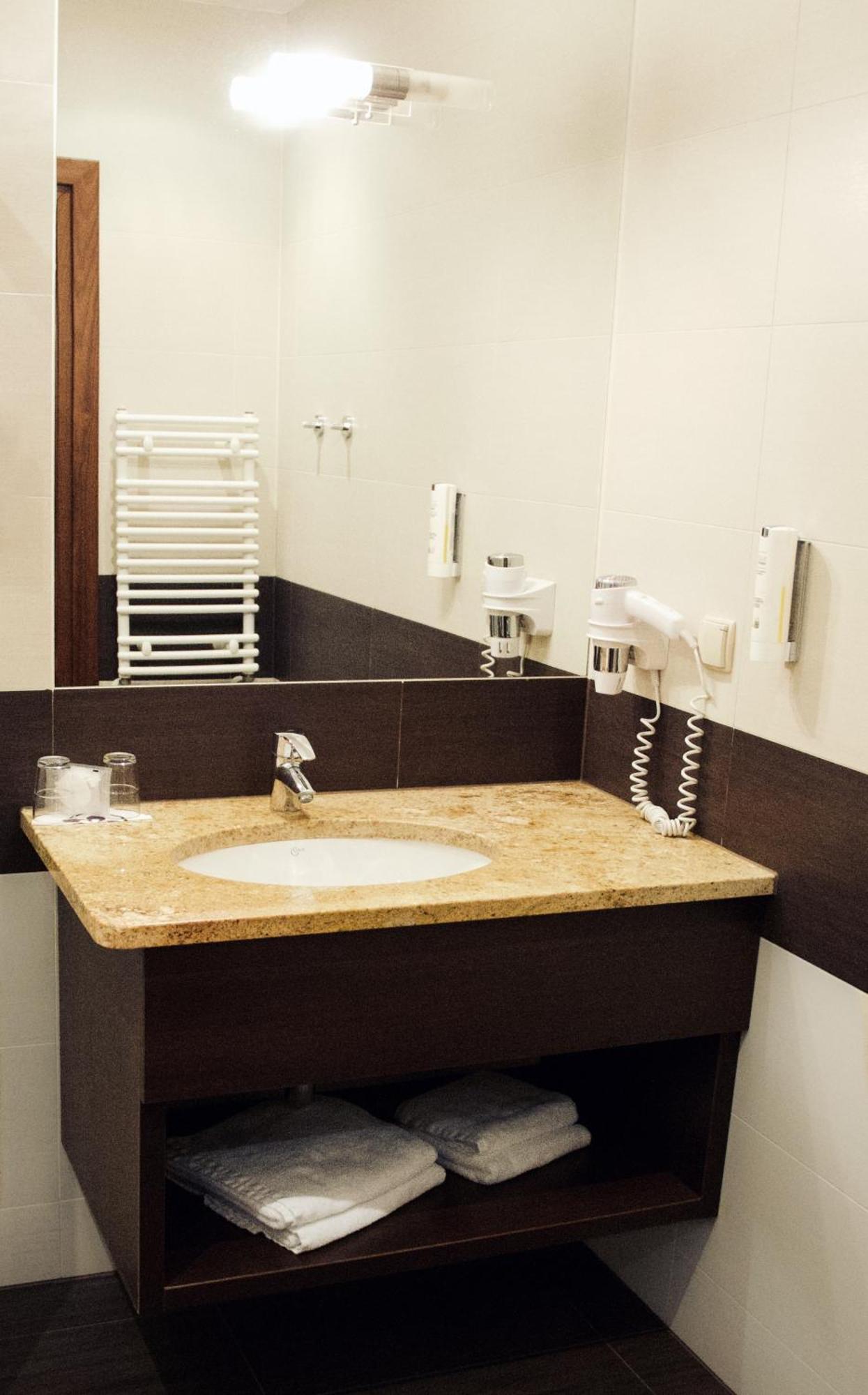 Hotel Szafran Челядзь Экстерьер фото